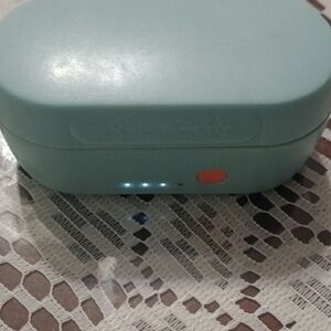 Asis 🥺 Skullcandy Teal Earbuds Case with Orange Button